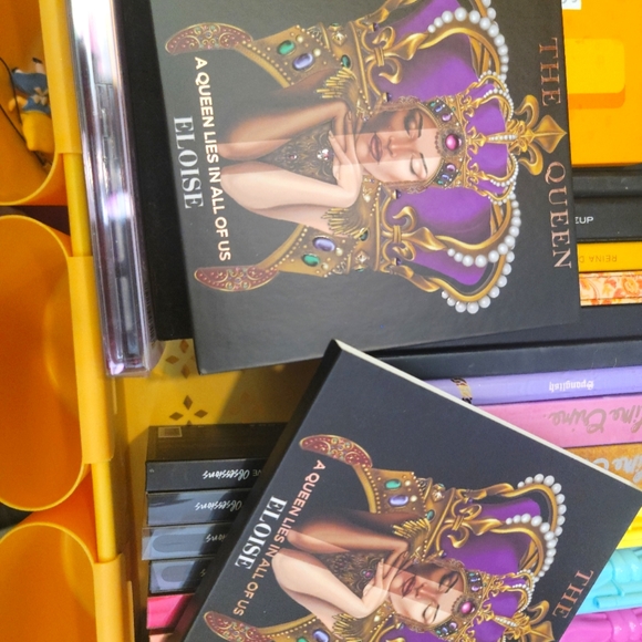 NWT Eloise Beauty The Queen Eyeshadow Palette - Picture 2 of 3
